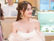 Đời sống Showbiz - Ninh Dương Lan Ngọc diện đồ gợi cảm làm phục vụ bàn?