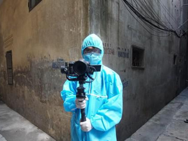 Bạn trẻ - Cuộc sống - Học theo y bác sĩ tuyến đầu cạo trọc tóc, chàng phóng viên nhận biểu cảm bất ngờ từ bố mẹ