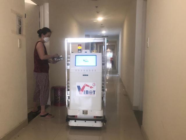 Tin tức trong ngày - Robot hỗ trợ chăm sóc những gì cho F0 tại bệnh viện dã chiến?