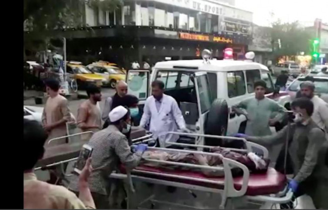 Một người bị thương trong đợt tấn công ở sân bay Kabul được đưa đến bệnh viện. (Ảnh: Reuters)