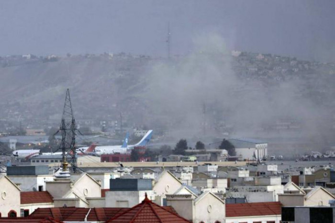 Vụ tấn công liều chết tại sân bay quốc tế Kabul - ảnh AP.