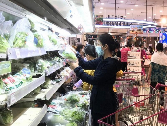 Người dân mua sắm tại siêu thị trước 23-8.