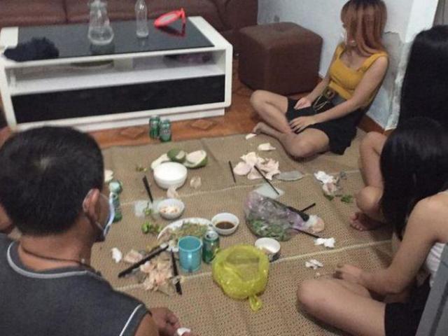 Pháp luật - Được 3 cô gái mời vào nhà nghỉ uống bia, 2 người đàn ông bị đề nghị phạt 30 triệu đồng