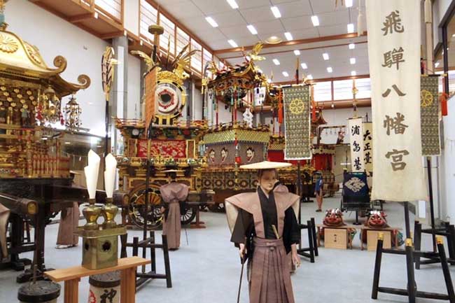 Bên trong khuôn viên của Sakurayama Hachimangu là nơi trưng bày rất nhiều thứ có liên quan tới phố cổ Hida Takayama.
