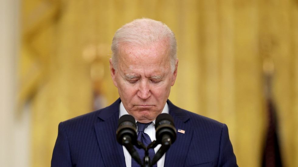 Ông Biden đưa ra tuyên bố sau hai vụ đánh bom tự sát khiến 13 lính Mỹ thiệt mạng ở sân bay Kabul.