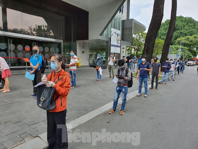 Họ đến xin giấy đi đường để lưu thông trong những ngày TPHCM thực hiện siết chặt quy định phòng chống dịch.