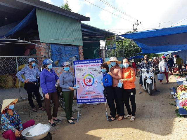 Tổ Covid xã Cát Tường tuyên truyền thông điệp 5K tại địa phương