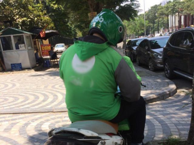 Kinh doanh - Cú sốc Covid-19 tại Việt Nam: "Ông chủ" bỗng chốc hóa "shipper"