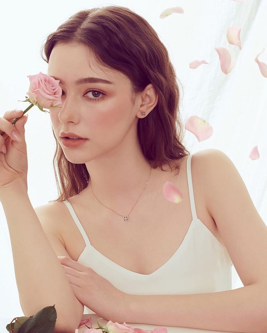 Dasha Taran cũng phải trải qua vấn đề về mụn ở thời điểm dậy thì.