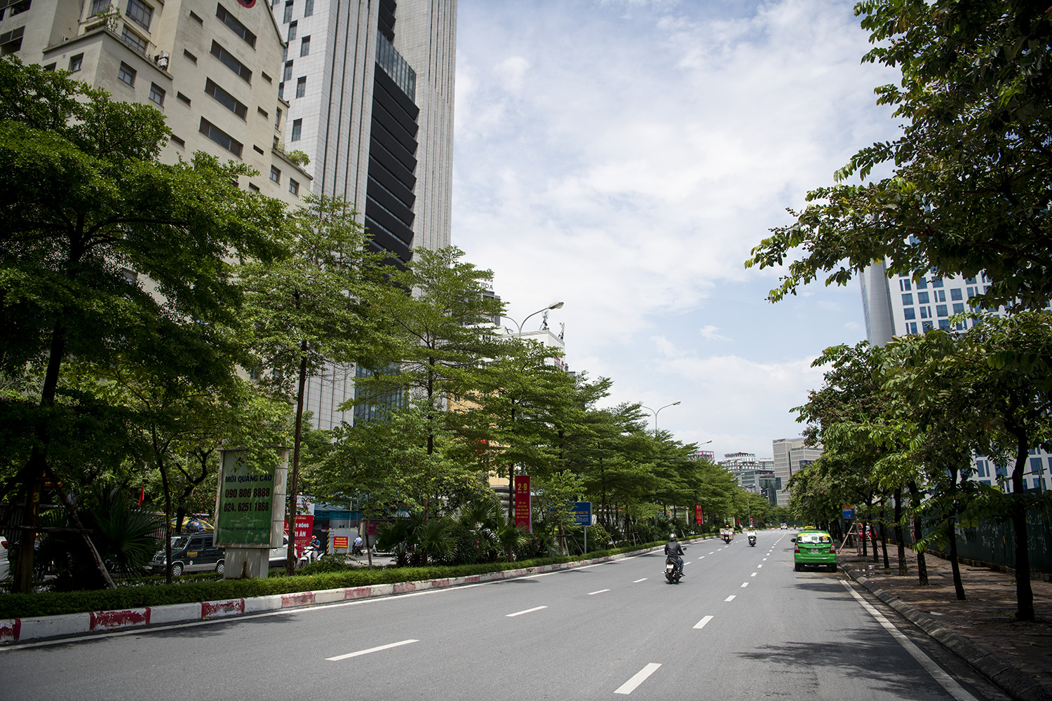 Xung quanh lô đất của Đại sứ quán Mỹ thuê đều có đường lớn đã được thảm nhựa rất thoáng, đẹp và khá nhiều cây xanh.