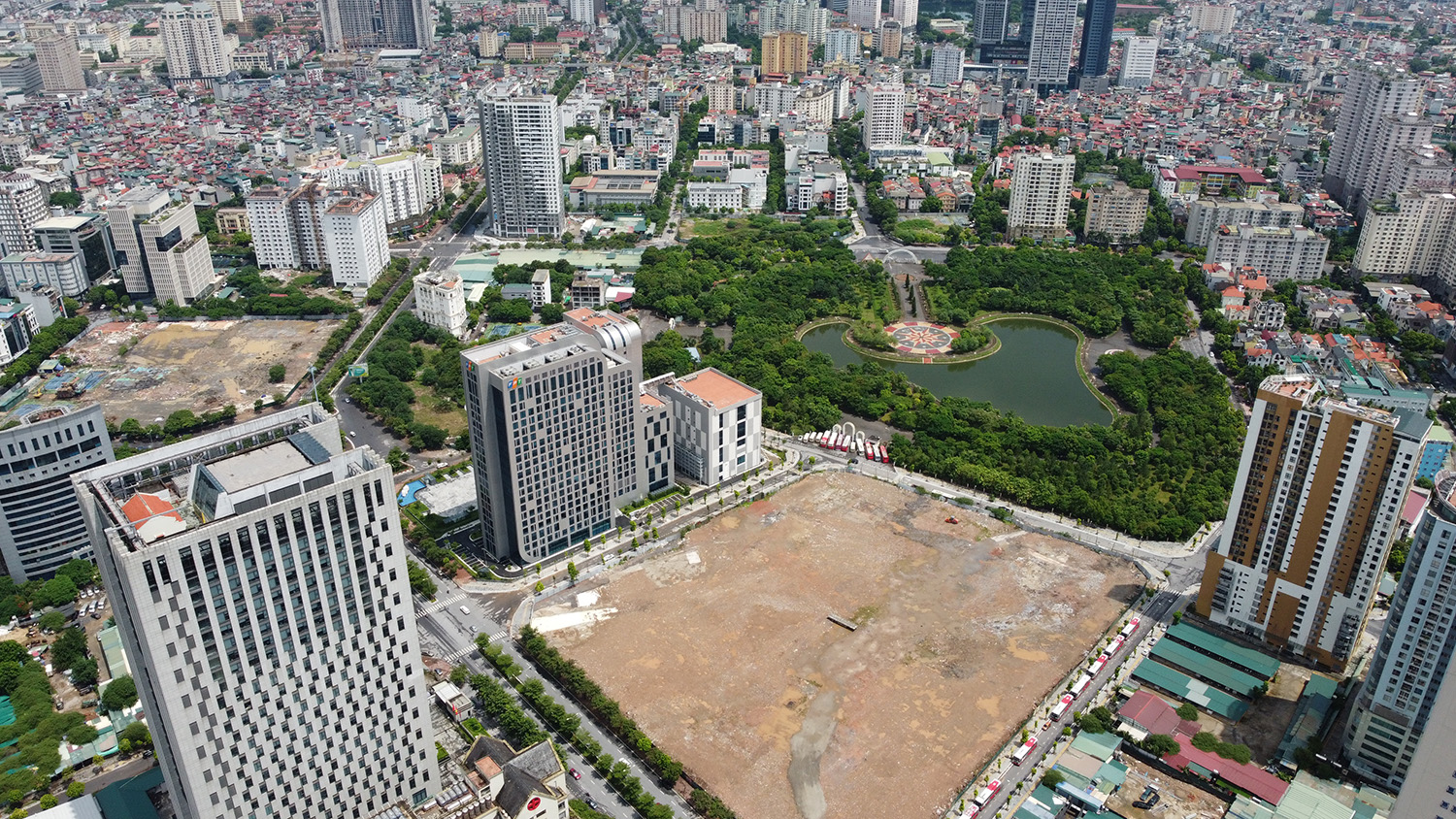 Theo thông tin từ Bộ Ngoại giao, hôm qua (26/8), trong chuyến thăm Việt Nam của Phó Tổng thống Mỹ Kamala Harris, UBND TP.Hà Nội đã ký hợp đồng cho thuê đất với Đại sứ quán Mỹ để xây trụ sở mới tại quận Cầu Giấy.