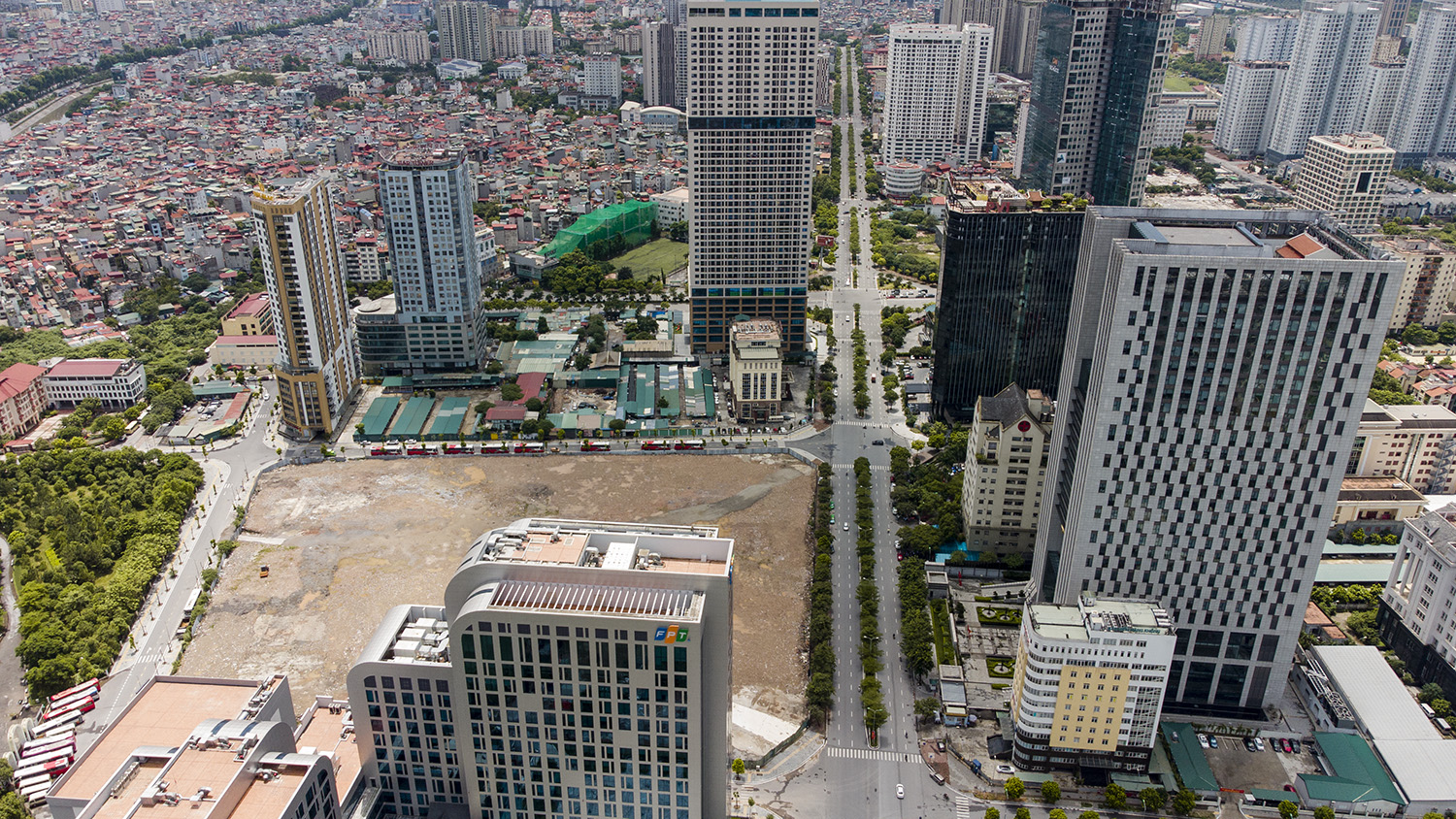 Lô đất Đại sứ quán Mỹ thuê để xây trụ sở có 4 mặt tiền. Trong đó, một mặt giáp với đường Phạm Văn Bạch, đối diện với trụ sở Viện Huyết học truyền máu T.Ư và Viện Kiểm sát nhân dân Tối cao; một mặt giáp với Công viên Cầu Giấy; hai mặt còn lại đều có đường lớn được thảm nhựa, có vỉa hè trồng cây.