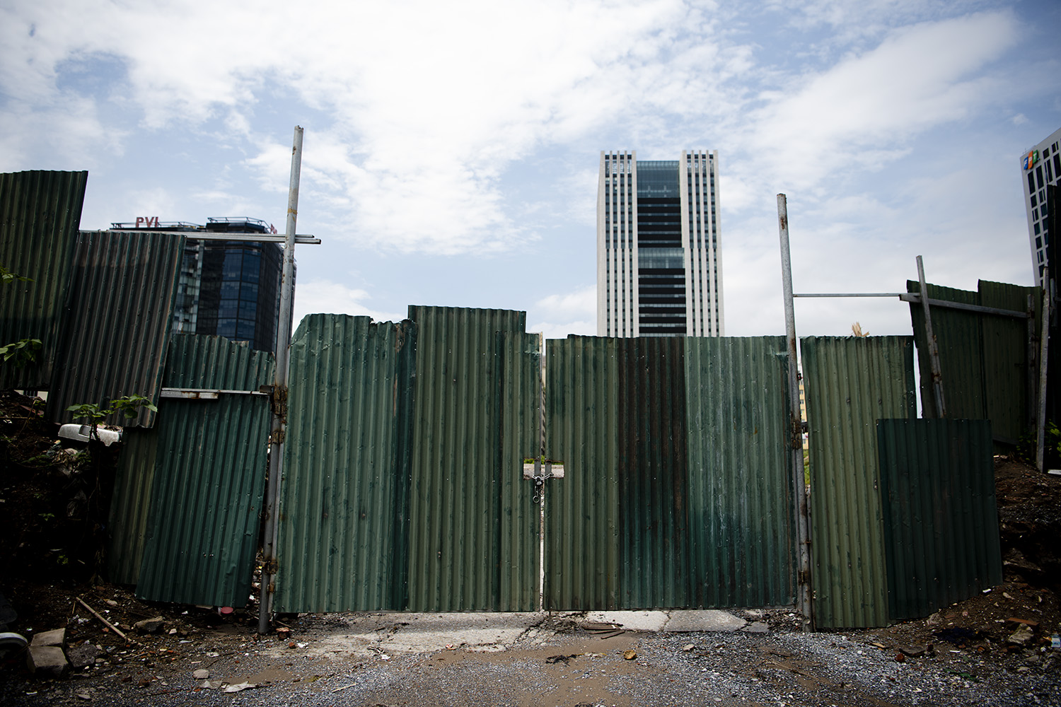 Hiện lô đất đã được san ủi mặt bằng sạch sẽ, sẵn sàng cho việc xây dựng.