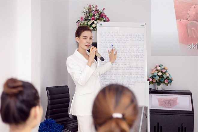 Doanh nhân Trần Hoài trong các khóa đào tạo chuyên môn cho học viên