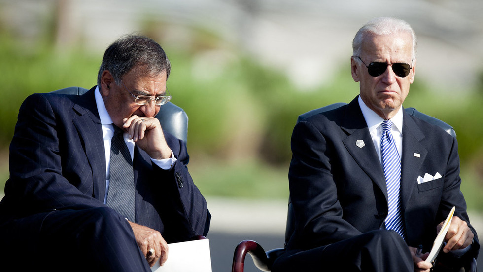 Cựu Bộ trưởng Quốc phòng Mỹ Leon Panetta ngồi cạnh ông Biden năm 2011.