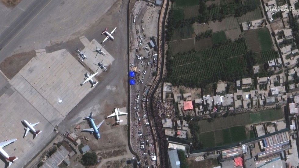 Người tị nạn Afghanistan tập trung dày đặc ở cổng Abby tại sân bay Kabul, nơi xảy ra vụ đánh bom ngày 26.8.