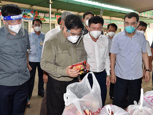 Thủ tướng thị sát, kiểm tra khu vực chợ đầu mối Đông Phú cung cấp hàng hóa thiết yếu cho người dân. (Nguồn: Thông tin Chính phủ)