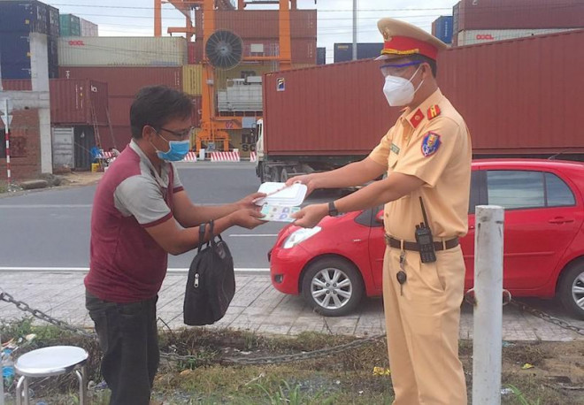 Thiếu tá Trịnh Nguyễn Thanh Tuấn nhường suất cơm và cho tiền người cha đi bộ về thăm con.
