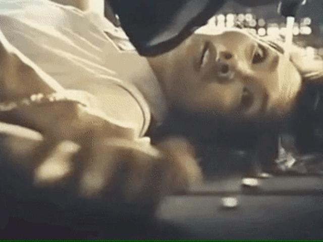 Giải trí - Màn đánh ghen gay cấn nhất màn ảnh: Thủy Tiên bị "giật hết" tóc, Hồng Ánh hủy hoại dung nhan