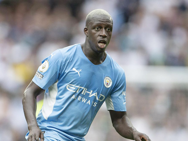 Bóng đá - SAO Man City bị bắt vì 4 tội hiếp dâm: Lộ tình tiết gây sốc, nguy cơ "bóc lịch"