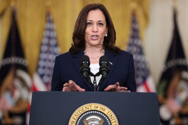 Phó Tổng thống Mỹ Kamala Harris khi đến Singapore, mở đầu chuyến công du châu Á kéo dài gần một tuần. Ảnh:&nbsp;EPA-EFE