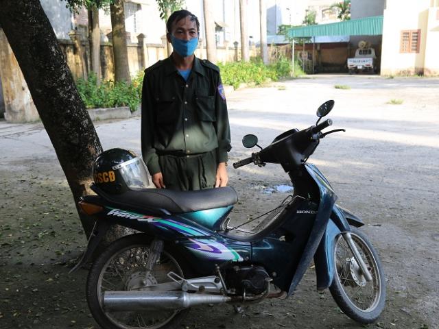 Pháp luật - Bảo vệ trang trại giả cảnh sát cơ động ra đường cho... oai