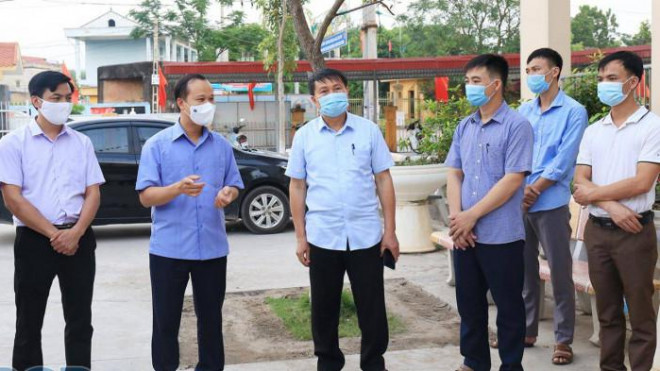 Ông Mai Sơn, Phó Chủ tịch Thường trực UBND tỉnh Bắc Giang (giữa) kiểm tra công tác phòng chống dịch bệnh COVID-19 trên địa bàn. Ảnh: BGP.