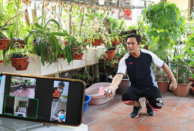 &nbsp;Huấn luyện viên môn bi sắt Bùi Anh Tuấn đang huấn luyện trực tuyến về kỹ thuật cho vận động viên Hà Nội. Ảnh: Quang Nguyễn.