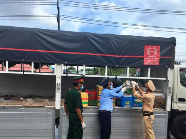 Thị trường - Tiêu dùng - Xe "luồng xanh" chở lô thuốc lá lậu, nguỵ trang bằng hàng nông sản