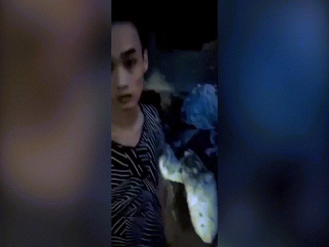 Pháp luật - Clip: Xin qua chốt không được, nam thanh niên thẳng tay đấm công an