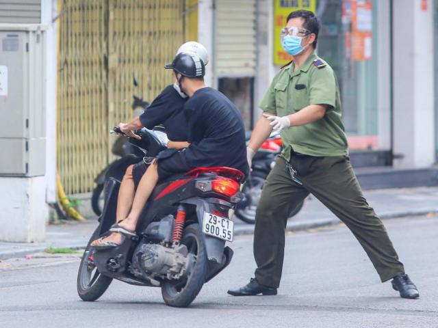 Tin tức trong ngày - Clip: Nhiều người đi xe máy quay đầu bỏ chạy khi thấy Tổ công tác đặc biệt