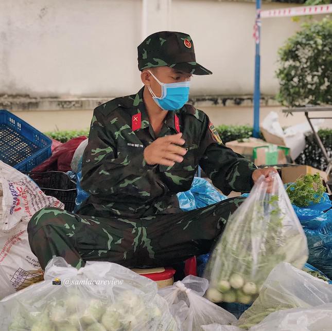 Những hình ảnh bình dị của người lính trong tâm dịch khiến trái tim ai cũng tan chảy - 4