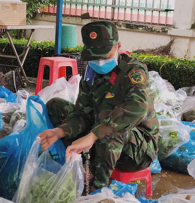 Những hình ảnh bình dị của người lính trong tâm dịch khiến trái tim ai cũng tan chảy - 6