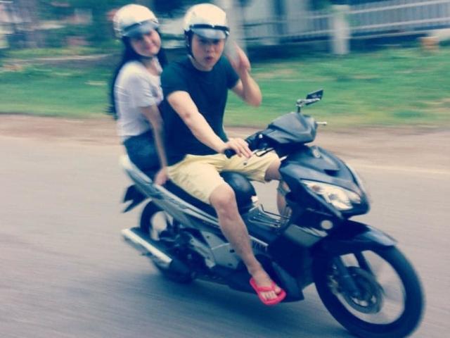 Đời sống Showbiz - Ảnh Ngọc Trinh và "ông trùm" Vũ Khắc Tiệp vi vu trên xe máy khiến dân mạng bàn tán