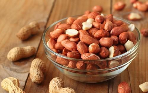 Nếu phát hiện lạc có dấu hiệu bị chảy dầu, mọc mầm hay nấm mốc tuyệt đối không nên ăn. Ảnh minh họa