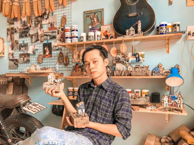 Bạn trẻ - Cuộc sống - Chàng trai “hô biến” gỗ vụn thành sản phẩm thủ công độc đáo