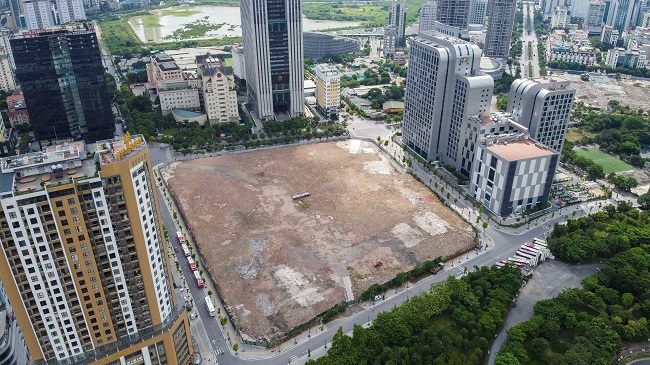 Tổng diện tích khu đất khoảng diện 3,2 ha, nằm tại đường Phạm Văn Bạch (Cầu Giấy, Hà Nội). Sau khi được xây mới, Đại sứ quán sẽ nằm trong khu vực đang đổi mới và tăng trưởng.
