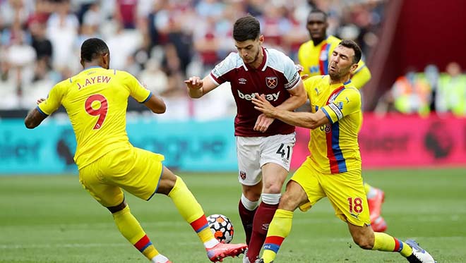 West Ham (áo nâu sẫm) gặp không ít khó khăn trước Crystal Palace