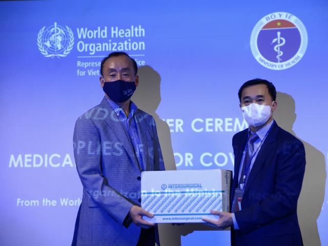 WHO đã bàn giao lô hàng vật tư y tế cho Bộ Y tế trong khuôn khổ hỗ trợ Chính phủ Việt Nam ứng phó với COVID-19.