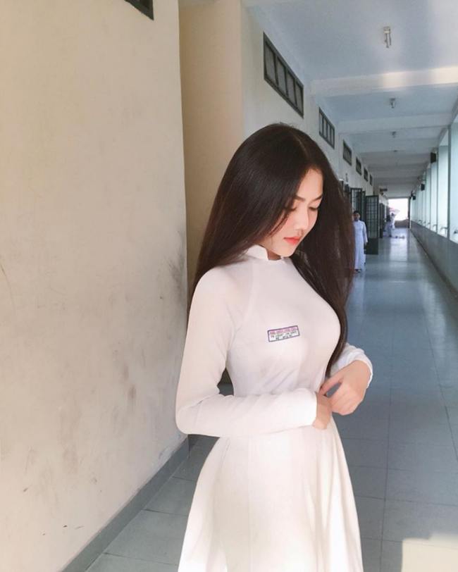 Dù thân hình mũm mĩm nhưng Triệu Vy vẫn được khen hết lời mỗi khi mặc áo dài trắng lên lớp.
