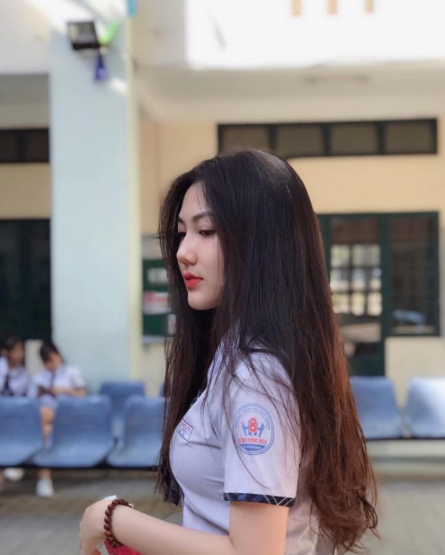 Góc nghiêng xinh đẹp của Triệu Vy thu hút cộng đồng mạng từ khi cô còn là học sinh phổ thông.
