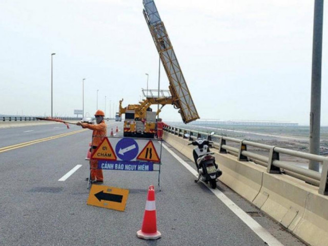 Tin tức trong ngày - Chuyện chăm sóc cây cầu vượt biển dài nhất Việt Nam