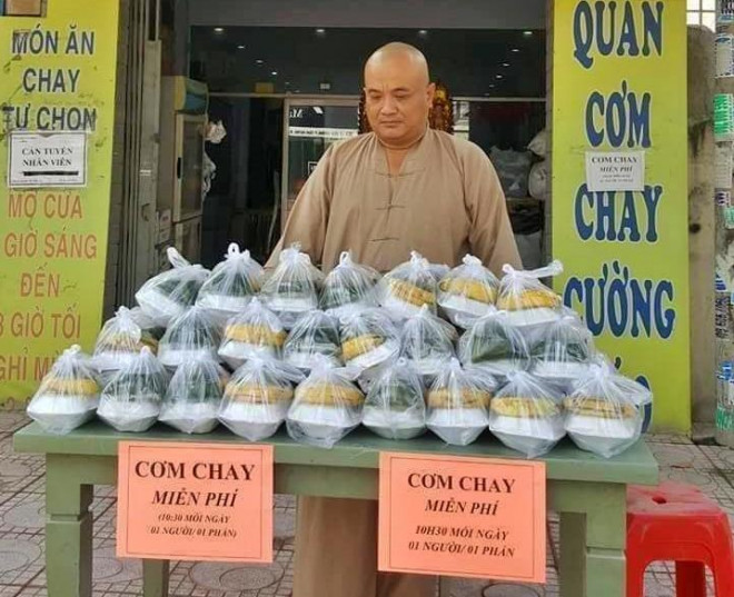 Anh Cường "Béo" nổi tiếng về đam mê làm từ thiện, tặng cơm chay cho người nghèo... 