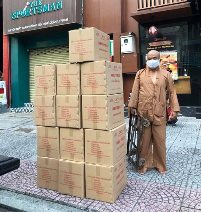 Khi dịch bệnh COVID-19 bùng phát, anh Cường cùng bạn bè có nhiều hoạt động hỗ trợ tuyến đầu chống dịch. 