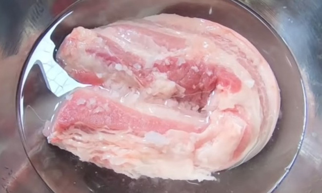 Cho thứ gia vị phổ biến này vào, thịt lợn luộc mềm, thơm phức, mùi hôi hoàn toàn biến mất - 1