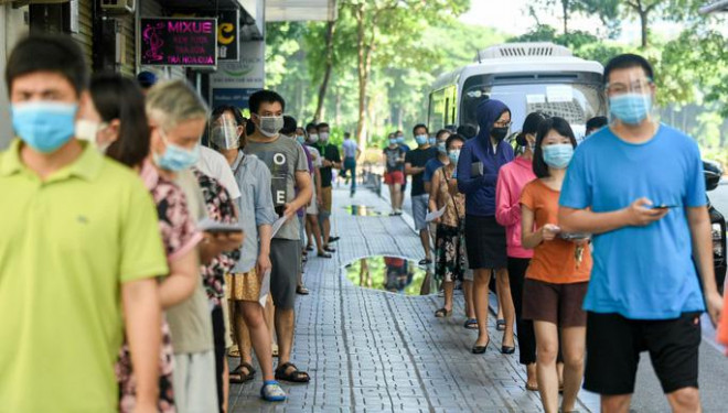 Người dân ở quận Hoàng Mai chờ lấy mẫu xét nghiệm - Ảnh: Ngô Nhung