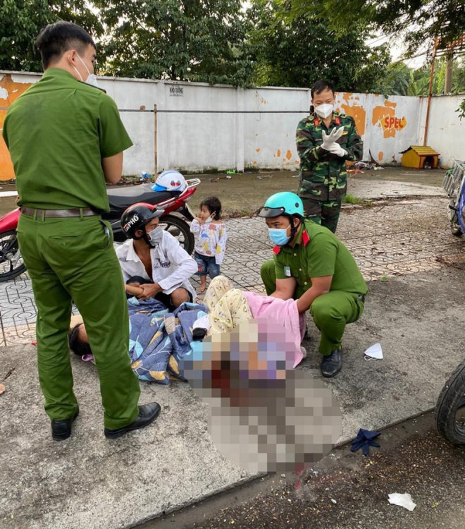 Công an trực chốt ở quận Bình Tân đỡ đẻ cho sản phụ ngay trên đường - 1