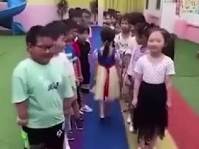 Giáo dục - du học - Cô giáo tổ chức chơi trò ghép đôi, cậu bé gạt tay tới 3 bạn nữ và cái kết "đáng đời" khiến dân mạng cười ngất