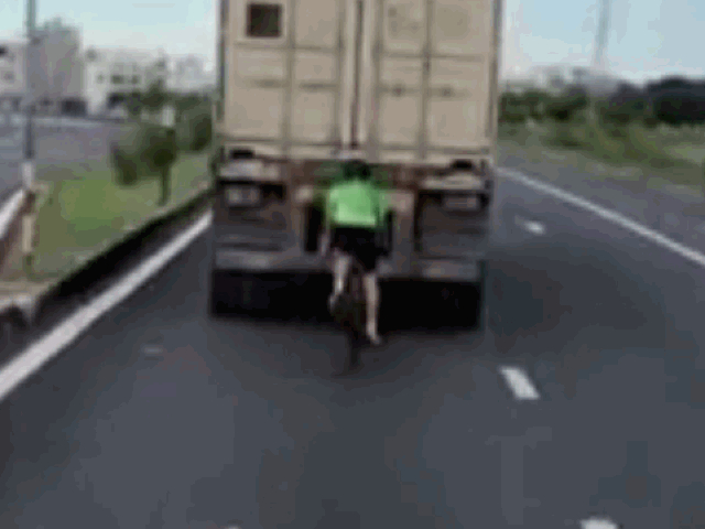 Xe đạp liều lĩnh núp sau xe container