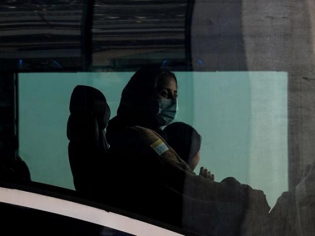 Thế giới - Người đàn ông ngồi ở Mỹ giúp vợ vượt chốt kiểm soát ở sân bay Kabul